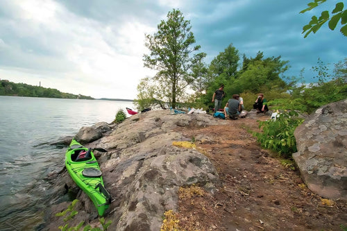 Paddla kajak i solnedgången