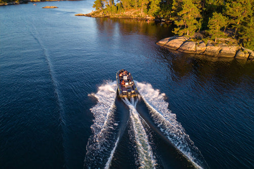 Pistolskytte och båttur i skärgården
