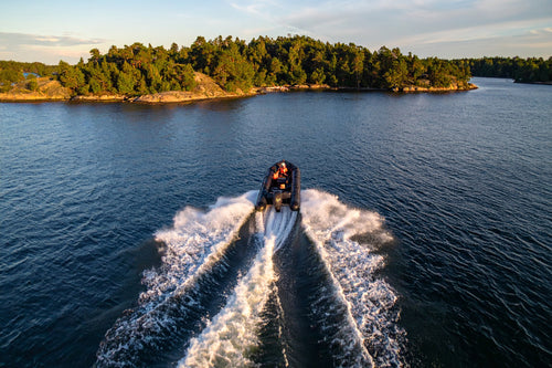 pistolskytte och båttur i skärgården